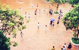 Mưa lớn 'quây' trường học, phụ huynh hốt hoảng lội nước tìm con