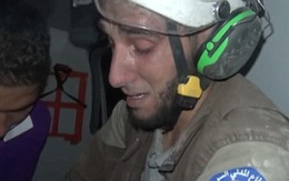 Người đàn ông bật khóc khi cứu được bé sơ sinh Syria từ đống đổ nát