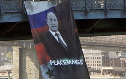 Mỹ luống cuống vì biểu ngữ ông Putin trên cầu cao