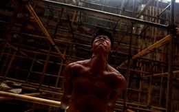 24h qua ảnh: Công nhân TQ lấy giàn giáo xây chùa làm xà đơn