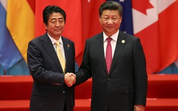 Shinzo Abe-Tập Cận Bình làm cả thế giới ngỡ ngàng với màn "tay bắt mặt mừng" ngoài dự kiến