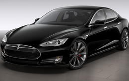 Xe điện Tesla tự động tăng tốc đột ngột, cứu chủ nhân thoát khỏi tai nạn trông thấy