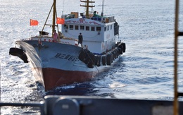 Chiêu kiếm tiền không ngờ của ngư dân TQ ở biển Đông: "Săn" tàu quân sự Mỹ để cắt sonar