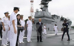 Bộ trưởng Quốc phòng Mỹ thăm tàu hải quân lớn nhất Nhật Bản