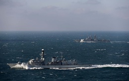 Trở về từ Địa Trung Hải, tàu săn ngầm Nga gặp ngay khinh hạm Anh phục sẵn...