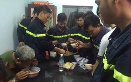 Bức ảnh lay động mùa lũ: Các chiến sĩ PCCC tranh thủ ăn mì tôm lấy sức cứu trợ đồng bào miền Trung
