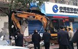 Lái máy xúc quần nát ngân hàng để trộm tiền