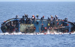 Cận cảnh tàu chở gần 600 người lật úp trên Địa Trung Hải