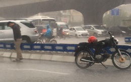 Chàng trai dừng xe, đứng dầm mưa giữa đường Khuất Duy Tiến