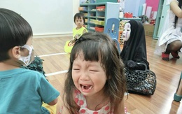Mặc cho bạn bè bị doạ đến khóc, cô nhóc này vẫn vui vẻ tới trường với màn hoá trang Vô Diện