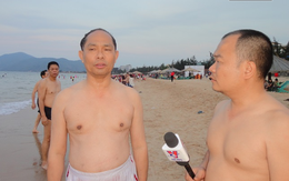 Giám đốc Sở Tài nguyên & Môi trường Hà Tĩnh tắm biển ở Thiên Cầm