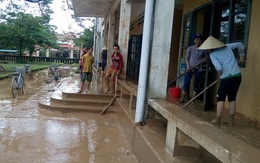 Quảng Bình: Bùn đất phủ dày đến 10cm ở trường học sau mưa lũ