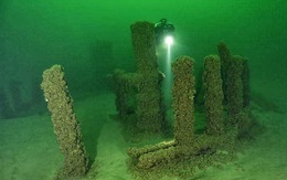 Phát hiện bãi đá cổ "Stonehenge thứ 2" dưới đáy hồ ở Mỹ