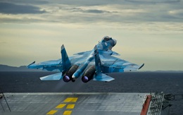 NÓNG: Tiêm kích Su-33 trên tàu sân bay Nga rơi xuống biển