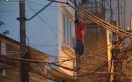 Lấy chăn "hứng" nam thanh niên đu mình vắt vẻo trên dây điện