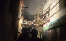 Chồng nhốt vợ con, chế xăng đốt nhà rồi ôm tiền vàng bỏ đi