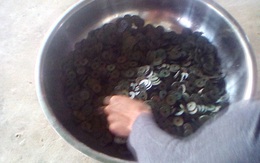 Đào đất, phát hiện hũ sành chứa hàng yến đồng xu tiền cổ quý giá