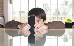 Cảnh báo nguy cơ trẻ bị lác mắt vì smartphone