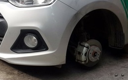 Xe hơi đang đậu, bỗng dưng... mất bánh
