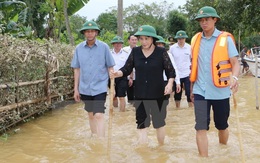 Chủ tịch Quốc hội lội nước tới thăm hỏi nhân dân vùng lũ Hà Tĩnh
