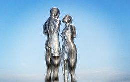 Câu chuyện tình yêu đẫm nước mắt đằng sau 2 bức tượng tình nhân "biết đi"