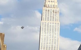 UFO như “tảng đá” bay lơ lửng sát tòa nhà cao nhất New York