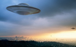 "Bè lũ" UFO phát sáng thoắt ẩn thoắt hiện trên bầu trời Canada