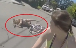 Video: Gái xinh đạp xe ngã đau đớn vì buông 2 tay chụp ảnh