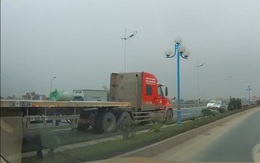 Kinh hồn xe container phóng ngược chiều như "điên" tại Hà Nội