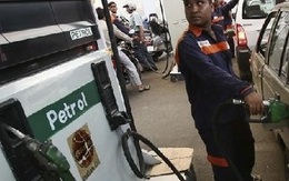 Ấn Độ: Giá dầu thô chính thức rẻ hơn nước khoáng