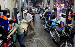 Giá xăng xuống thấp kỷ lục, chưa đến 15.000 đồng/lít