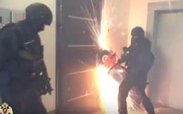 Cảnh sát phá cửa bắt tên đại gia biến thái lừa cưỡng bức nhiều thiếu nữ