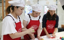 Phụ nữ Nhật Bản thích thú làm bánh Trung thu tại Việt Nam