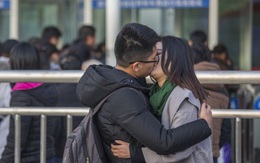 Những cái ôm hôn dịp giao thông mùa Tết ở Trung Quốc: Đem tình yêu về quê ăn Tết