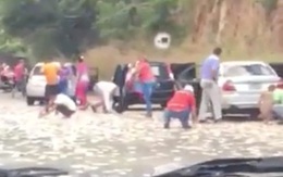 Sau tai nạn ô tô, người dân thi nhau "hôi của" mặc nạn nhân thoi thóp trên đường