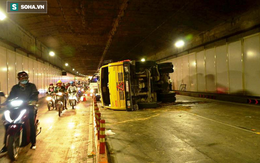 Hơn 3 giờ giải cứu xe tải chở đất lật trong hầm Thủ Thiêm