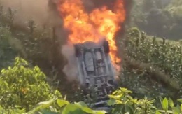 Lào Cai: Xe con lao xuống vực bốc cháy dữ dội