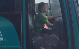 Trộm xe buýt, đứa trẻ 9 tuổi lái xe "chạy loạn" trên đường: Người chứng kiến rùng mình!
