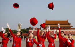 24h qua ảnh: Lễ tân Đại hội Đảng Trung Quốc tung mũ chụp ảnh