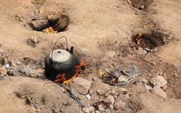Kỳ lạ mảnh đất trống tự bốc lửa, dân làng tận dụng để nấu cơm, đun nước