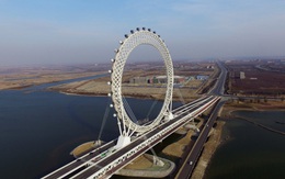 24h qua ảnh: Vòng đu quay khổng lồ trên cầu vượt sông ở Trung Quốc