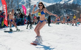 7 ngày qua ảnh: Hàng nghìn người mặc bikini trượt tuyết ở Nga