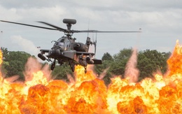 24h qua ảnh: Trực thăng Apache bay lượn trên biển lửa