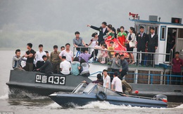 24h qua ảnh: Người dân Triều Tiên du lịch bằng thuyền gần biên giới Trung Quốc