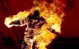 Người đàn bà chém, tẩm xăng đốt chồng lúc đang ngủ