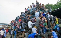 24h qua ảnh: Người bám chi chít trên toa tàu trong giờ cao điểm ở Bangladesh