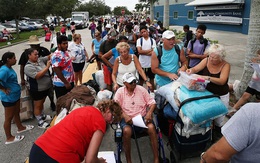 7 ngày qua ảnh: Người dân Mỹ xếp hàng dài chờ vào nơi sơ tán tránh bão Irma