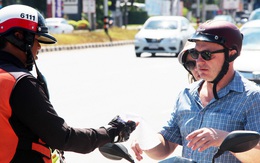 Khách Tây đi xe máy ở Đông Nam Á - trải nghiệm thú vị hay nguy cơ chết người?