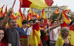 Hàng nghìn người biểu tình phản đối cuộc trưng cầu ý dân tại Catalonia