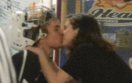 Justin và Selena công khai môi kề môi đắm đuối giữa sân băng sau khi tái hợp